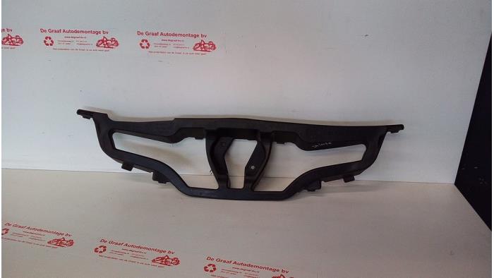 Grille holder from a Renault Clio IV (5R) 0.9 Energy TCE 90 12V 2014