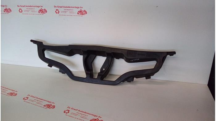 Grille holder from a Renault Clio IV (5R) 0.9 Energy TCE 90 12V 2014