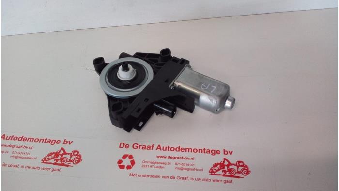 Usados Motor de ventanilla de puerta Jeep Compass II (MP) 1.3 4XE 240 16V 4x4 Precio € 65,00 Norma de margen ofrecido por de Graaf autodemontage B.V.