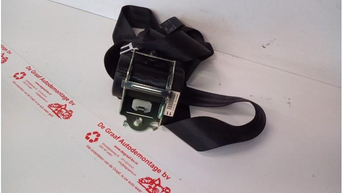 Rear seatbelt, centre from a Renault Clio IV (5R) 0.9 Energy TCE 90 12V 2014