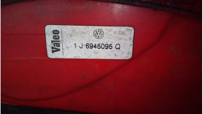 Rücklicht links van een Volkswagen Golf IV (1J1) 1.6 1998