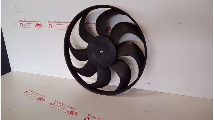 Fan motor from a Renault Clio IV (5R) 0.9 Energy TCE 90 12V 2014