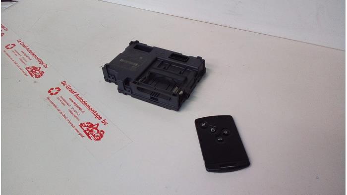 Card reader (lock) from a Renault Clio IV (5R) 0.9 Energy TCE 90 12V 2014