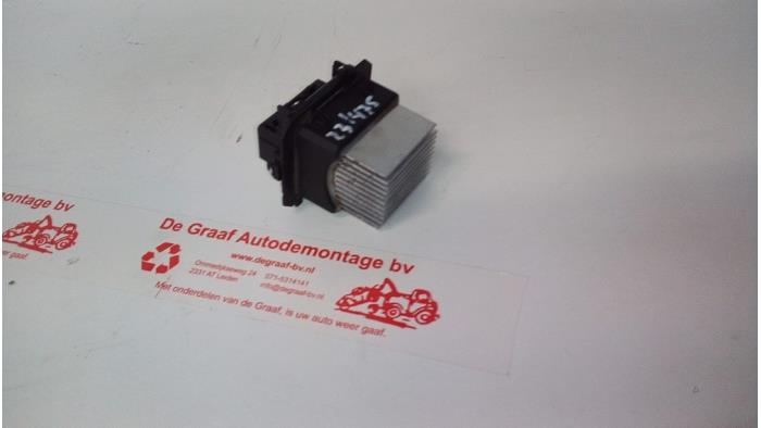 Heater resistor from a Renault Clio IV (5R) 0.9 Energy TCE 90 12V 2014