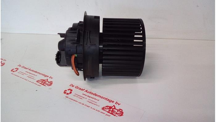 Heating and ventilation fan motor from a Renault Clio IV (5R) 0.9 Energy TCE 90 12V 2014