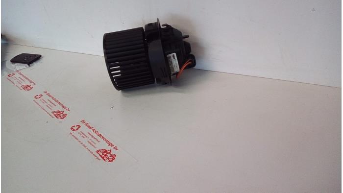 Heating and ventilation fan motor from a Renault Clio IV (5R) 0.9 Energy TCE 90 12V 2014