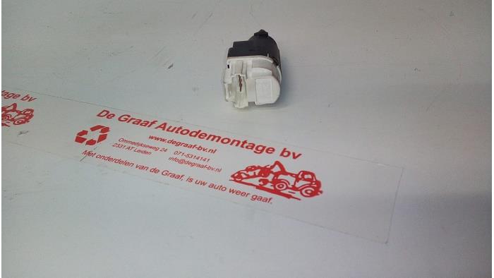 Brake light switch from a Renault Clio IV (5R) 0.9 Energy TCE 90 12V 2014