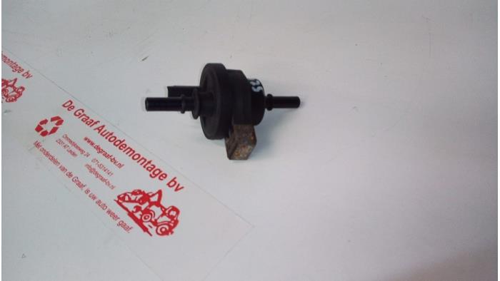 Vacuum valve from a Renault Clio IV (5R) 0.9 Energy TCE 90 12V 2014