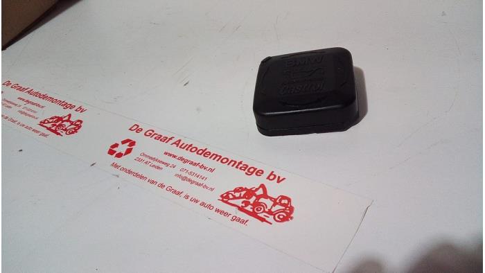 Gebrauchte Ölkappe BMW 3 serie (E46/4) 316i 16V Preis € 10,00 Margenregelung angeboten von de Graaf autodemontage B.V.