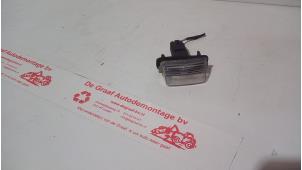 Używane Oswietlenie tablicy rejestracyjnej Peugeot 206 CC (2D) 1.6 16V Cena € 5,00 Procedura marży oferowane przez de Graaf autodemontage B.V.
