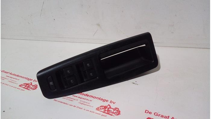Używane Przelacznik combi okienny Volkswagen Polo IV (9N1/2/3) 1.2 12V Cena € 25,00 Procedura marży oferowane przez de Graaf autodemontage B.V.