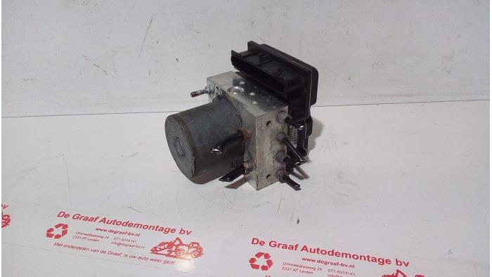 ABS pump from a Peugeot 307 CC (3B) 2.0 16V 2005
