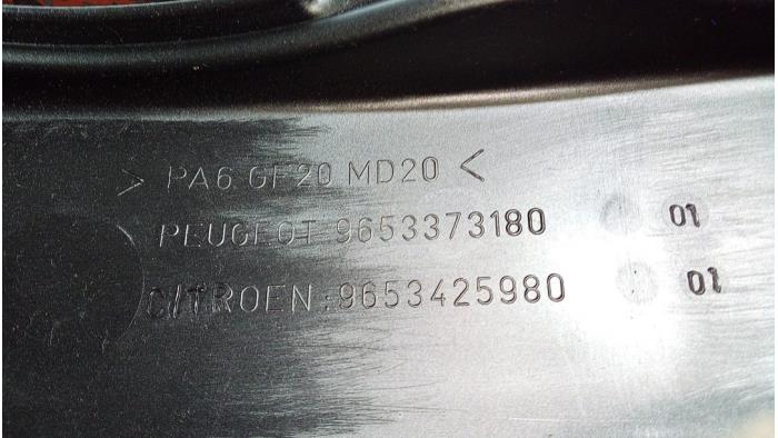 Engine cover from a Peugeot 307 CC (3B) 2.0 16V 2005