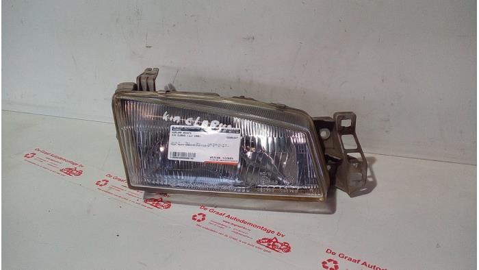 Używane Reflektor prawy Kia Clarus 1.8i SLX,GLX 16V Cena € 40,00 Procedura marży oferowane przez de Graaf autodemontage B.V.