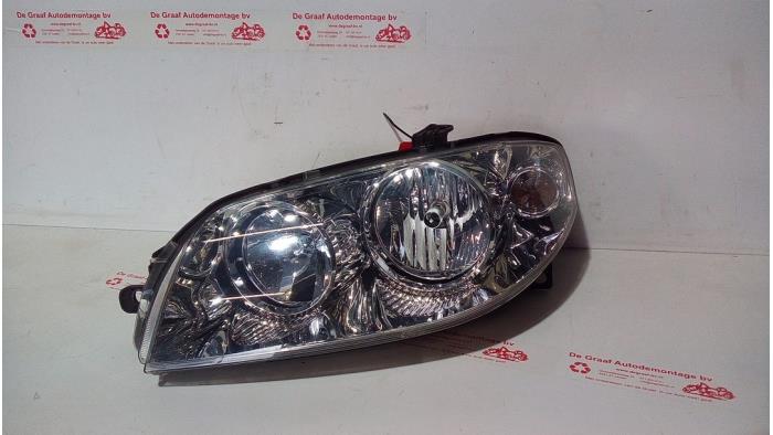 Headlight, left from a Fiat Punto II (188) 1.2 60 S 2004