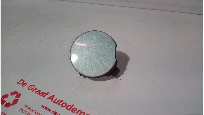 Rear towing eye cover from a Renault Clio III (BR/CR) 1.2 16V 75 2008