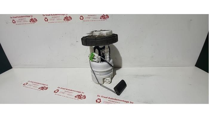 Petrol pump from a Renault Clio III (BR/CR) 1.2 16V 75 2008