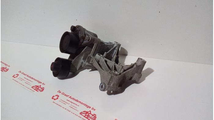 Usagé Support dynamo bas Renault Trafic (1FL/2FL/3FL/4FL) 1.6 dCi 95 Prix € 55,00 Règlement à la marge proposé par de Graaf autodemontage B.V.