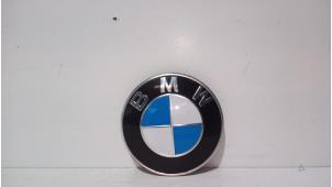 Używane Emblemat BMW 5 serie Touring (E39) 520i 24V Cena € 15,00 Procedura marży oferowane przez de Graaf autodemontage B.V.