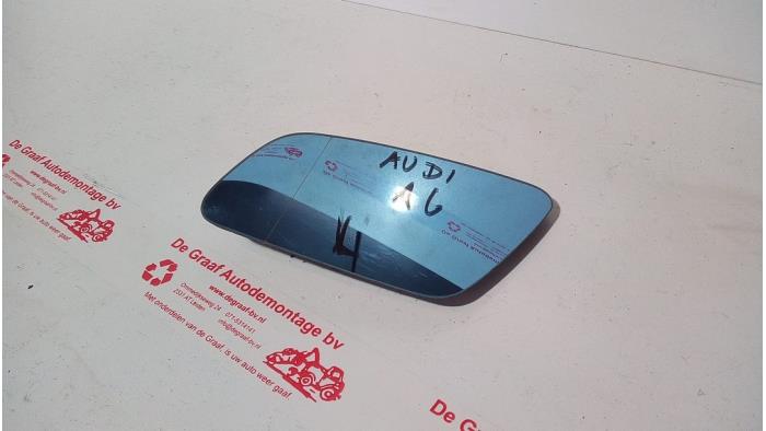 Spiegelglas links van een Audi A6