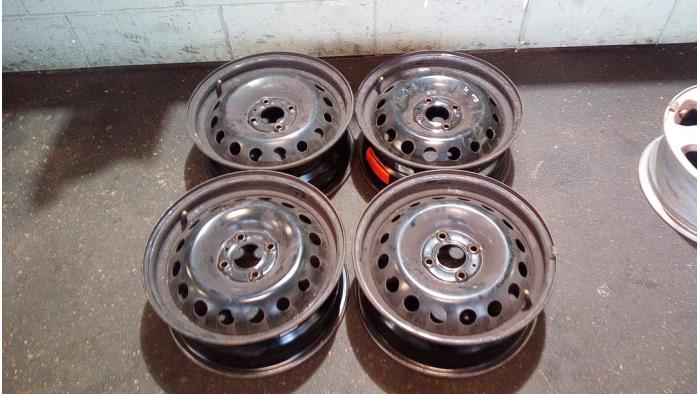 Set of wheels from a Renault Clio III (BR/CR) 1.2 16V 65 2012