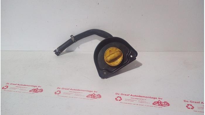 Gebrauchte Öl Füllrohr Renault Trafic (1FL/2FL/3FL/4FL) 1.6 dCi 95 Preis € 30,00 Margenregelung angeboten von de Graaf autodemontage B.V.
