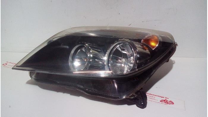 Headlight, left from a Opel Astra H (L48) 1.8 16V 2004