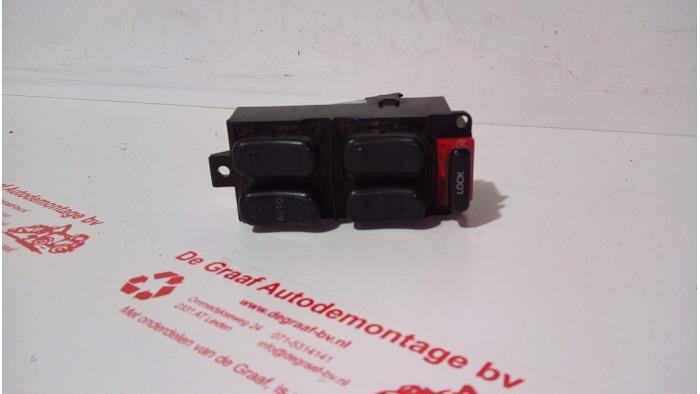 Usados Interruptor combinado de ventanillas Mazda Xedos 6 1.6i 16V Precio € 50,00 Norma de margen ofrecido por de Graaf autodemontage B.V.