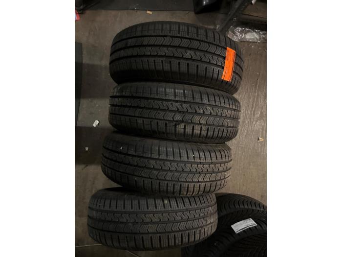 Używane Zestaw opon Diversen Rózne Cena € 150,00 Procedura marży oferowane przez de Graaf autodemontage B.V.