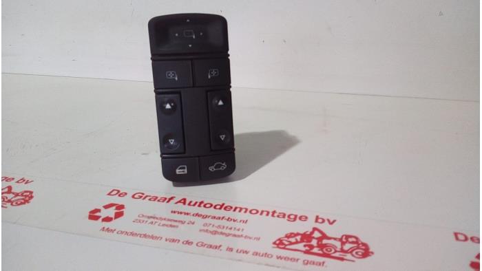 Usados Interruptor combinado de ventanillas Opel Vectra C 1.8 16V Precio € 40,00 Norma de margen ofrecido por de Graaf autodemontage B.V.