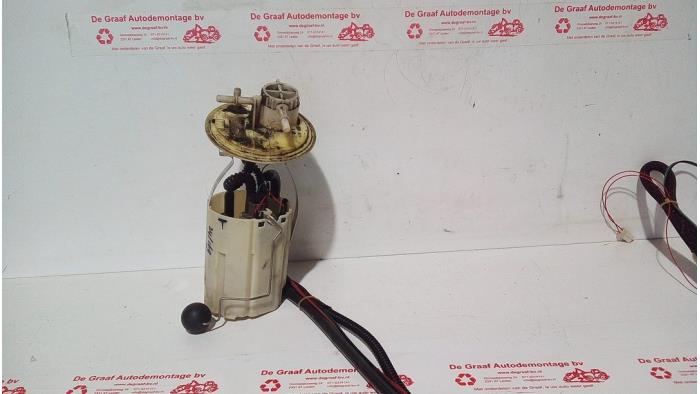 Petrol pump from a Volvo V70 (SW) 2.3 T5 20V 2001