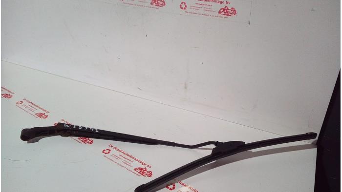 Front wiper arm from a Toyota Starlet (EP9) 1.3,XLi,GLi 16V 1998