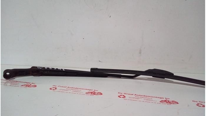 Front wiper arm from a Toyota Starlet (EP9) 1.3,XLi,GLi 16V 1998