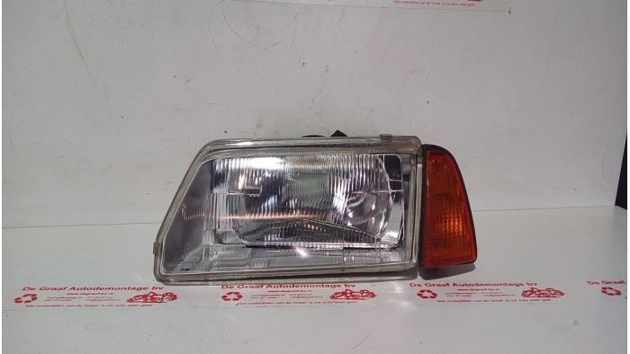 Używane Reflektor lewy Fiat Cinquecento 0.9 i.e. S Cena € 30,00 Procedura marży oferowane przez de Graaf autodemontage B.V.