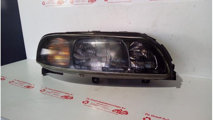 Używane Reflektor prawy Volvo S60 I (RS/HV) 2.4 20V 140 Cena € 65,00 Procedura marży oferowane przez de Graaf autodemontage B.V.