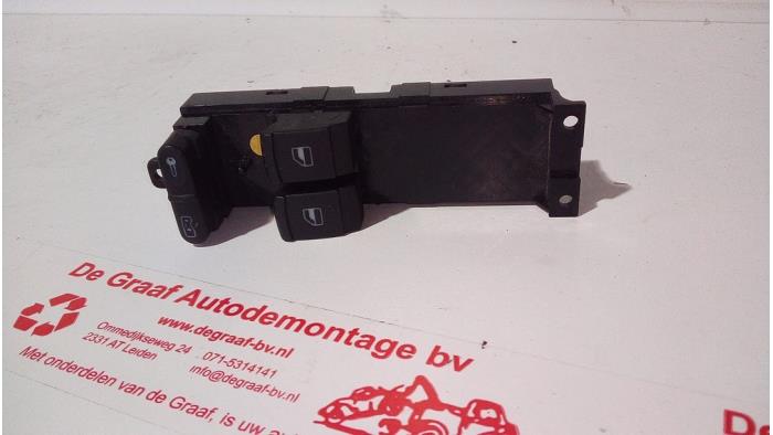 Usados Interruptor combinado de ventanillas Volkswagen Golf IV (1J1) 1.6 16V Precio € 12,50 Norma de margen ofrecido por de Graaf autodemontage B.V.