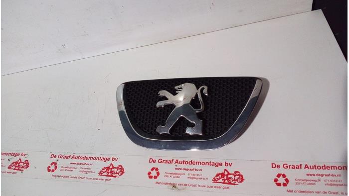 Używane Emblemat Peugeot 107 1.0 12V Cena € 25,00 Procedura marży oferowane przez de Graaf autodemontage B.V.