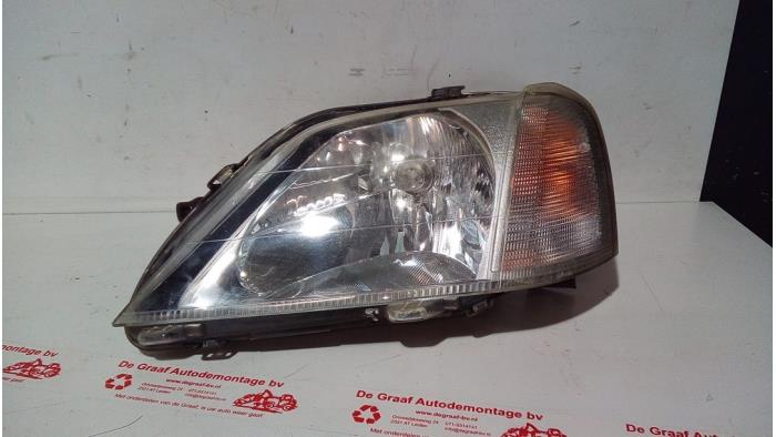 Używane Reflektor lewy Dacia Logan MCV I (KS) 1.6 16V Cena € 30,00 Procedura marży oferowane przez de Graaf autodemontage B.V.