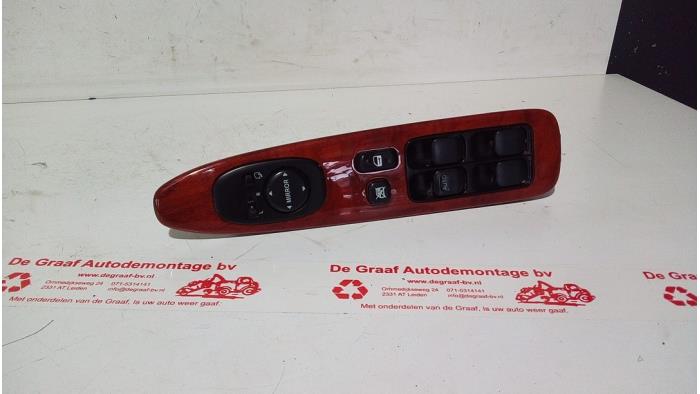 Usados Interruptor combinado de ventanillas Lexus IS SportCross (E1) 200 2.0 24V Precio € 65,00 Norma de margen ofrecido por de Graaf autodemontage B.V.