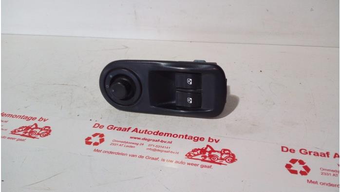 Usados Interruptor combinado de ventanillas Opel Vivaro 2.0 CDTI Precio € 25,00 Norma de margen ofrecido por de Graaf autodemontage B.V.