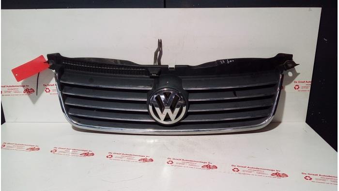 Używane Grill Volkswagen Passat Variant (3B6) 2.0 20V Cena € 35,00 Procedura marży oferowane przez de Graaf autodemontage B.V.