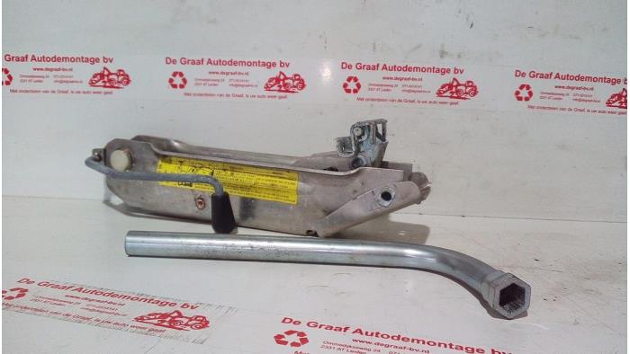 Używane Dzwignik Audi A4 Avant (B7) 1.8 T 20V Cena € 20,00 Procedura marży oferowane przez de Graaf autodemontage B.V.