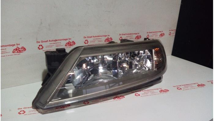 Używane Reflektor lewy Renault Laguna II Grandtour (KG) 3.0 V6 24V Cena € 60,00 Procedura marży oferowane przez de Graaf autodemontage B.V.