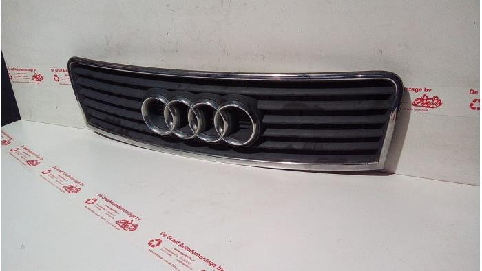 Używane Grill Audi A6 (C5) 2.4 V6 30V Cena € 30,00 Procedura marży oferowane przez de Graaf autodemontage B.V.