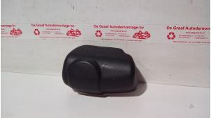Gebrauchte Abdeckkappe Scheibenwischermotor hinten Peugeot 107 1.0 12V Preis € 15,00 Margenregelung angeboten von de Graaf autodemontage B.V.