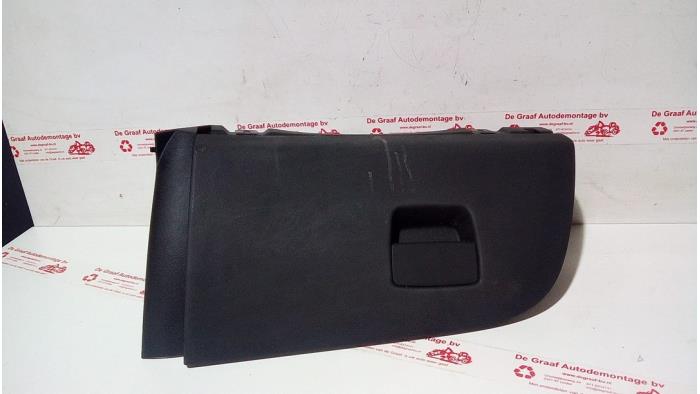 Begagnade Handskfack Opel Corsa E 1.4 16V Pris € 30,00 Marginaltabell erbjuds av de Graaf autodemontage B.V.