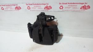 Usagé Etrier de frein (pince) arrière gauche Volkswagen Transporter T5 1.9 TDi Prix € 45,00 Règlement à la marge proposé par de Graaf autodemontage B.V.