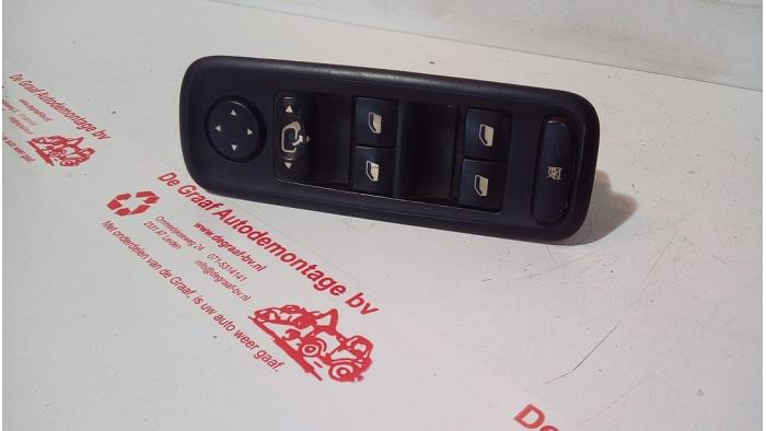 Usados Interruptor combinado de ventanillas Fiat Ulysse (179) 2.0 16V Precio € 40,00 Norma de margen ofrecido por de Graaf autodemontage B.V.