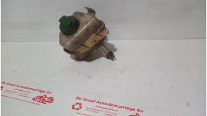 Usagé Réservoir d'huile direction assistée Volkswagen Transporter T5 1.9 TDi Prix € 15,00 Règlement à la marge proposé par de Graaf autodemontage B.V.