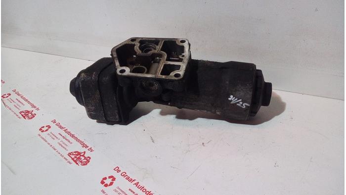 Gebrauchte Ölfiltergehäuse Volkswagen Transporter T5 1.9 TDi Preis € 50,00 Margenregelung angeboten von de Graaf autodemontage B.V.